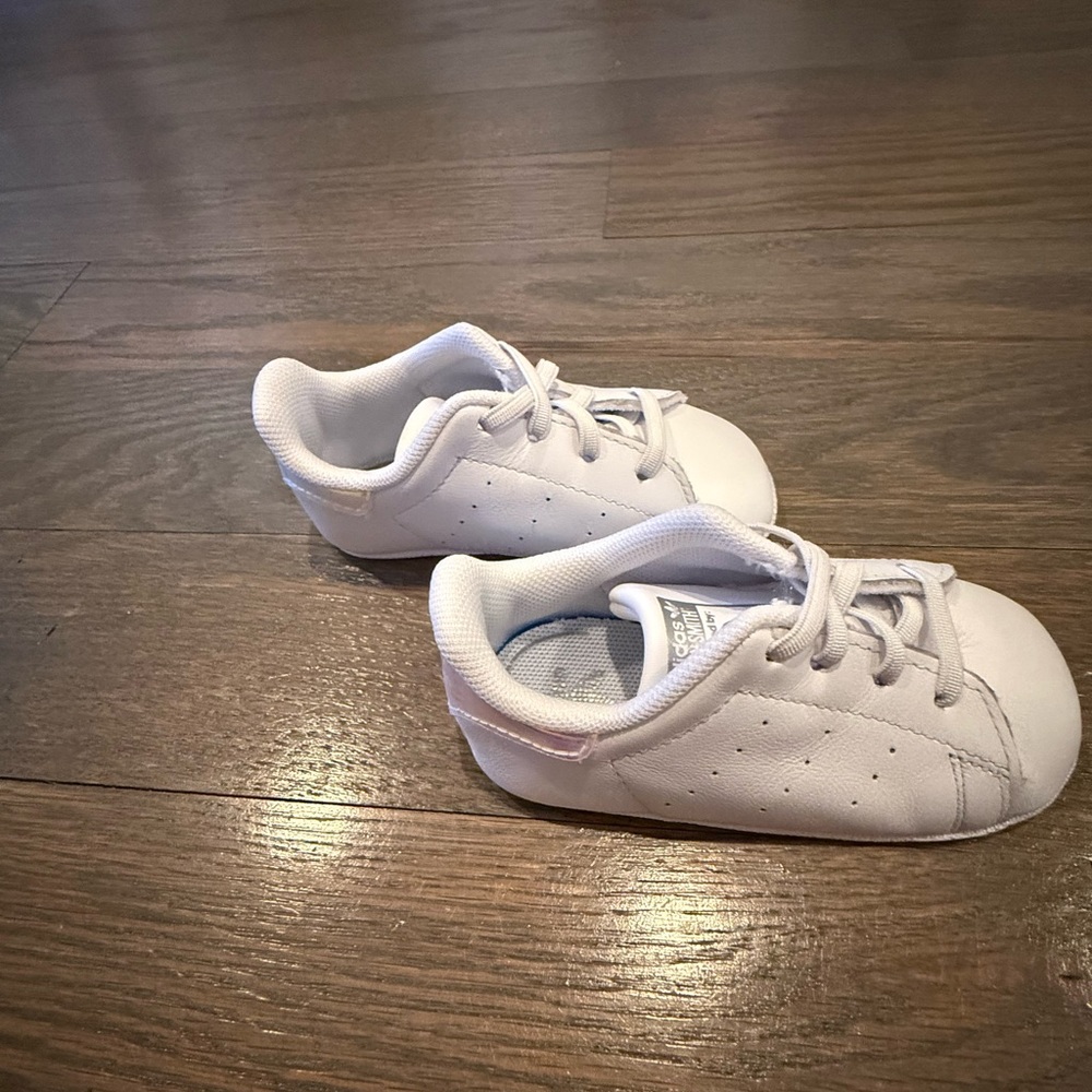 Adidas Stan Smith shoe, size 4, never worn